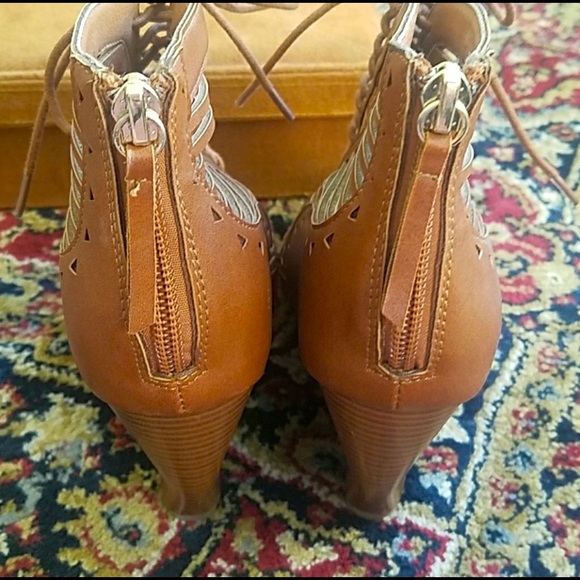 Tan wedge shoes - Picture 6 of 8